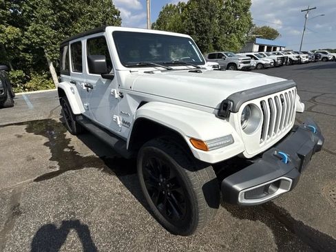 Used 2023 Jeep Wrangler Unlimited Sahara w/ Cold Weather Group AWD/4WD image 5
