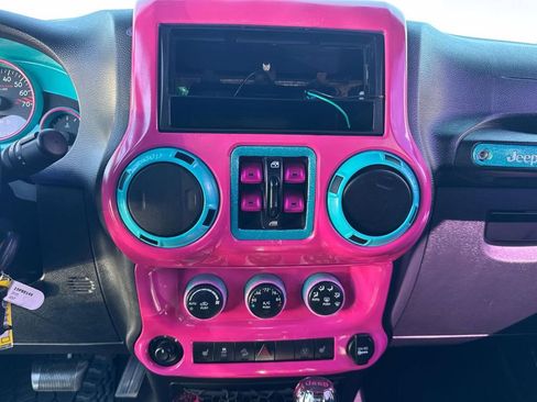 Used 2015 Jeep Wrangler Unlimited Rubicon image 36