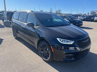 New 2026 Chrysler Pacifica Select video 1