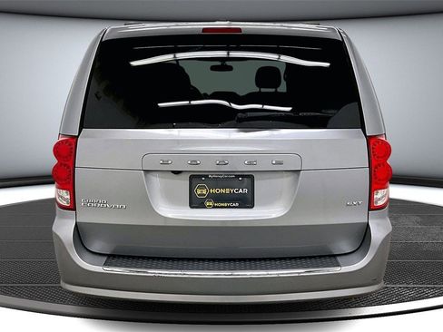 Used 2016 Dodge Grand Caravan SXT image 5