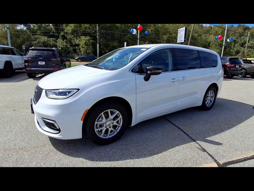 Used 2024 Chrysler Pacifica Touring-L FWD image 4