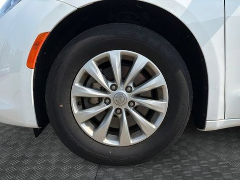 Used 2018 Chrysler Pacifica Touring-L FWD image 13