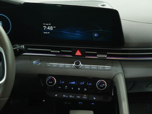 Used 2025 Hyundai Elantra SEL FWD image 15