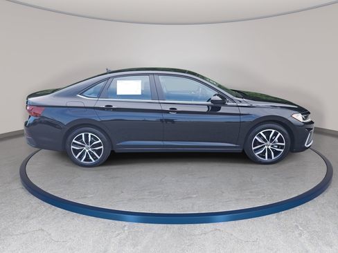 Certified 2026 Volkswagen Jetta SE FWD image 4