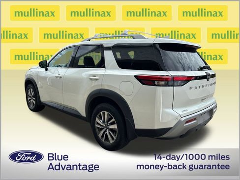 Used 2023 Nissan Pathfinder SL FWD image 3