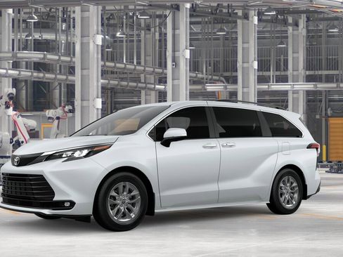 New 2026 Toyota Sienna XLE FWD image 2