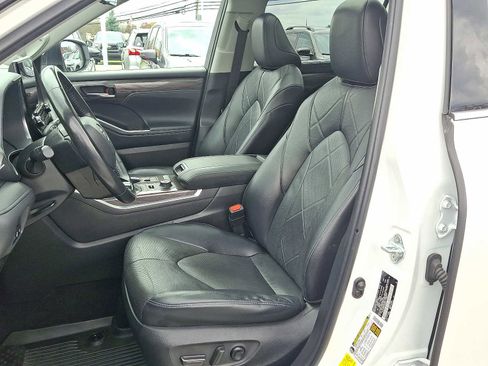 Certified 2022 Toyota Highlander Platinum image 18