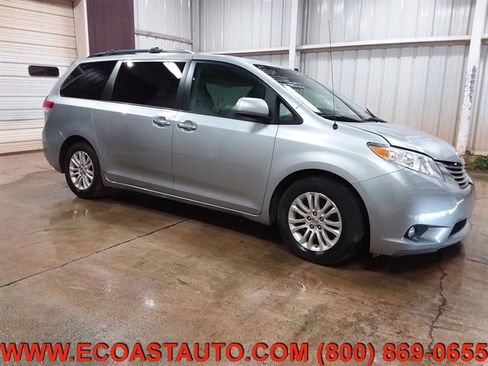 Used 2014 Toyota Sienna XLE image 5