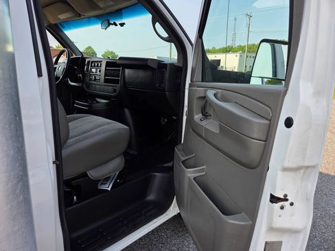 Used 2014 Chevrolet Express 3500 Extended RWD image 17