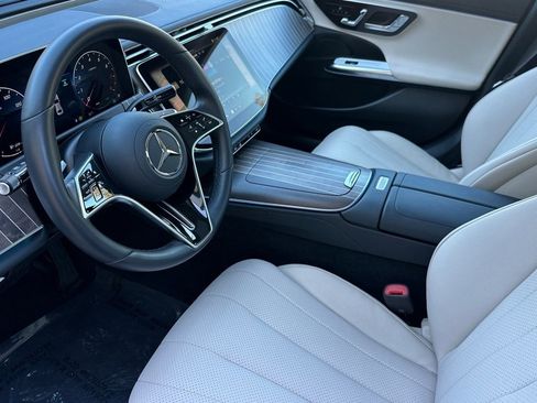 Used 2025 Mercedes-Benz E 350 4MATIC Sedan image 4