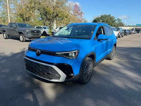 Used 2025 Volkswagen Taos SE image 1