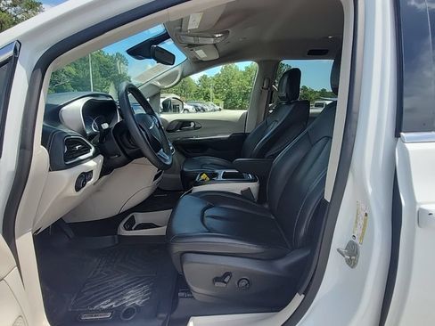 Used 2023 Chrysler Pacifica Touring-L FWD image 22