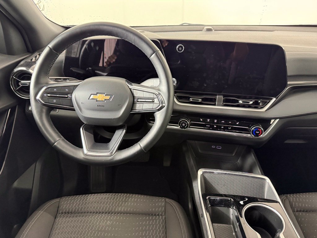 Used 2025 Chevrolet Equinox LT FWD image 2