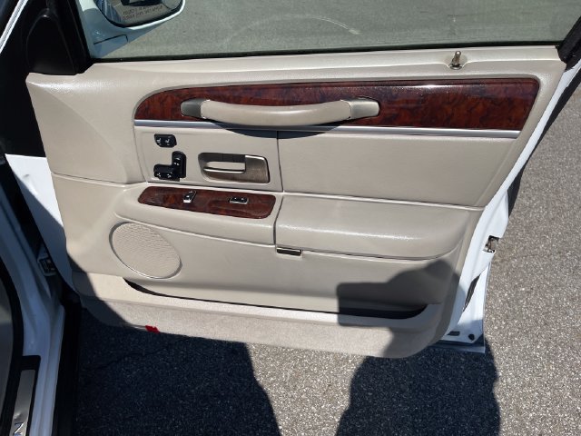 Used 2007 Lincoln Town Car Signature Limited RWD image 37