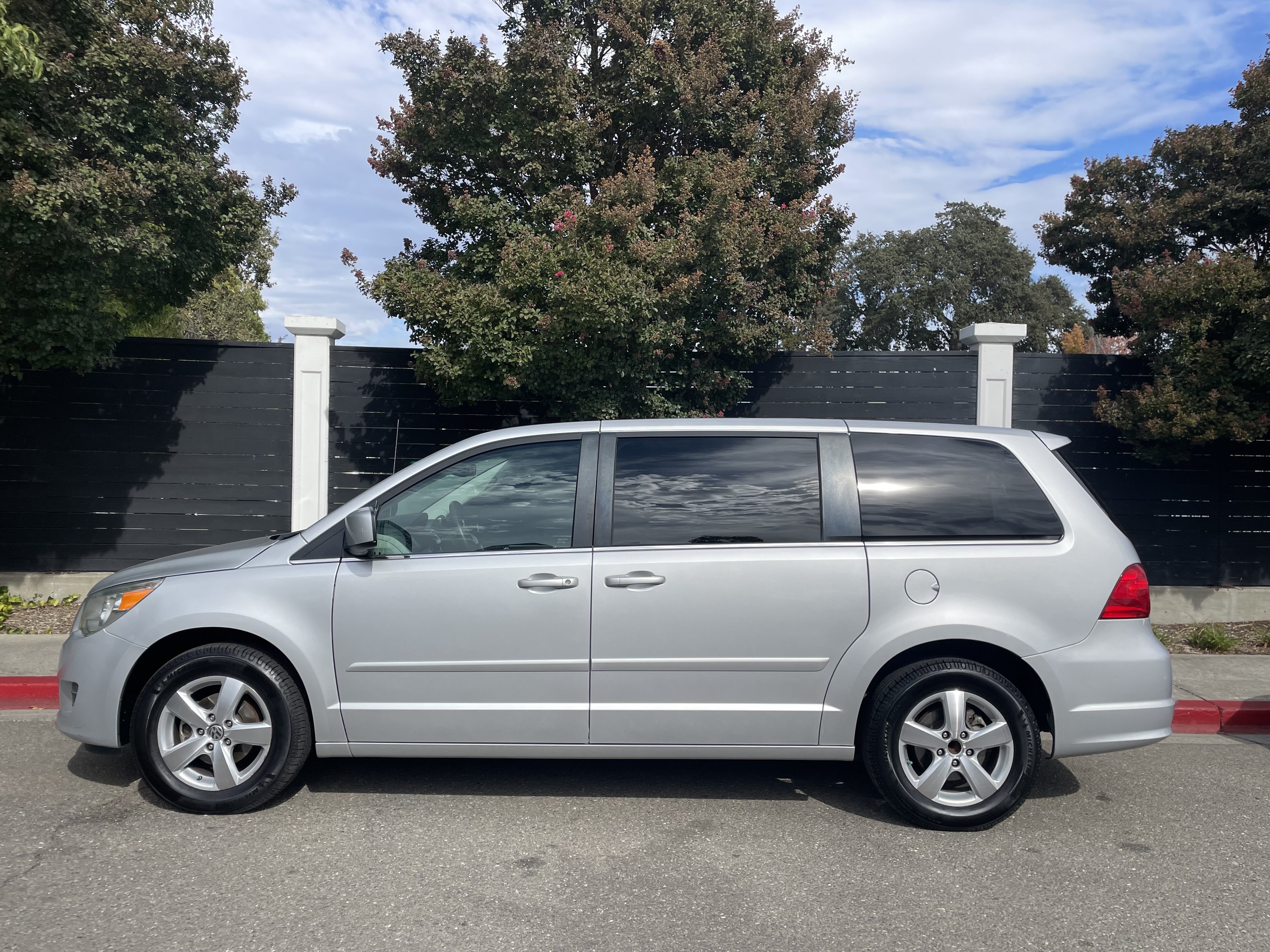 Used 2010 Volkswagen Routan SE FWD image 1