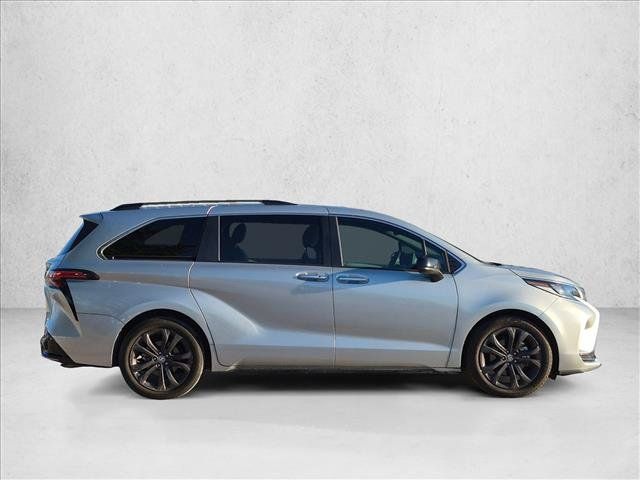 Used 2022 Toyota Sienna XSE FWD image 4
