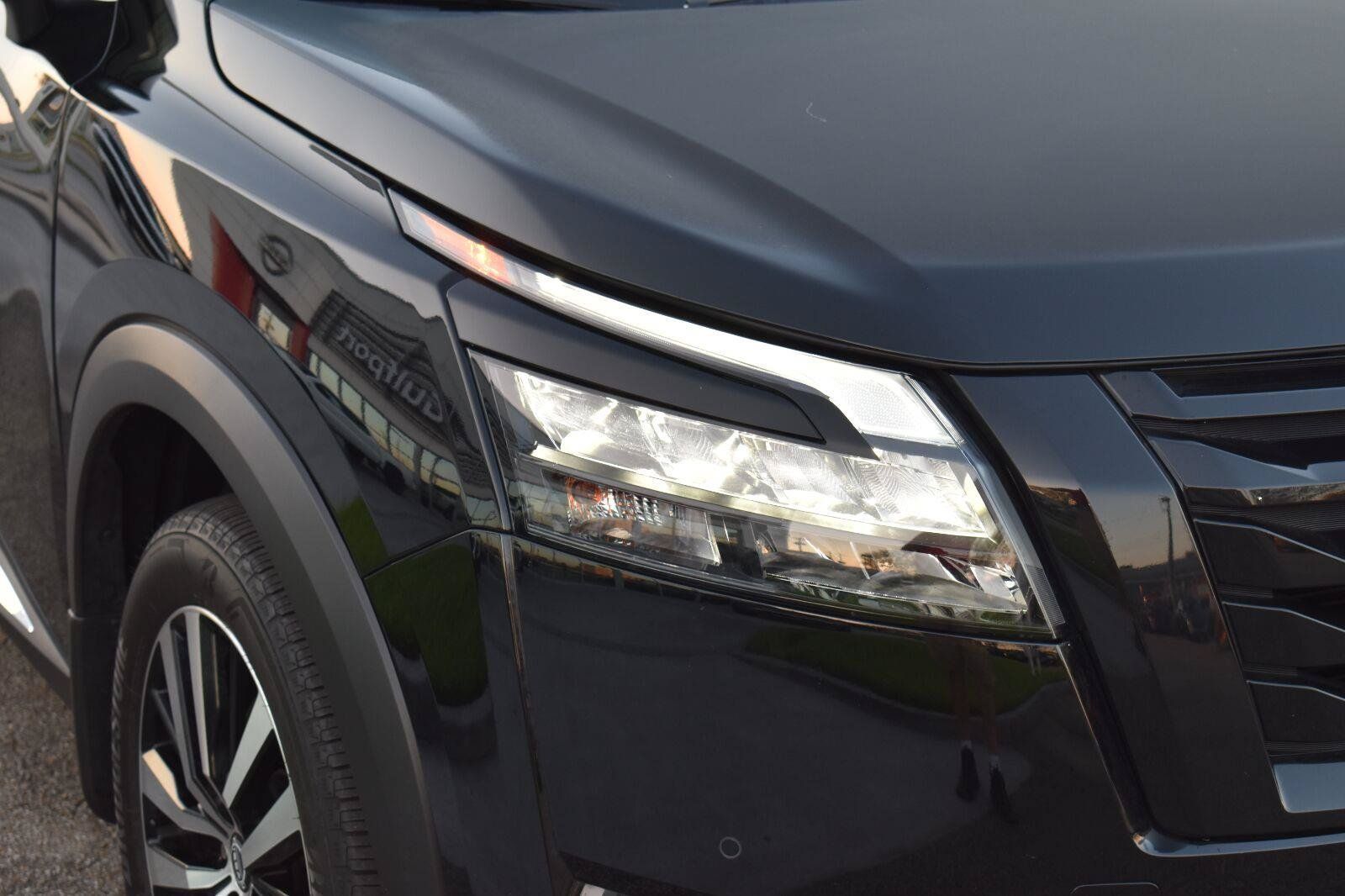 Used 2025 Nissan Pathfinder Platinum w/ Black Appearance Package FWD image 20