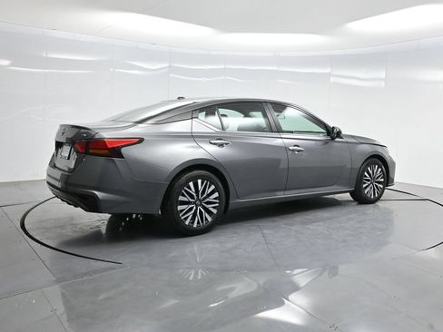 Used 2024 Nissan Altima 2.5 SV FWD image 37