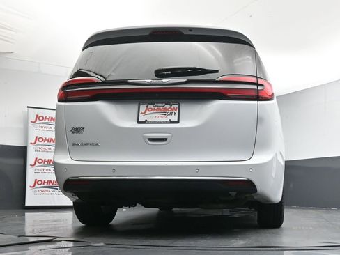 Used 2023 Chrysler Pacifica Touring-L FWD image 37