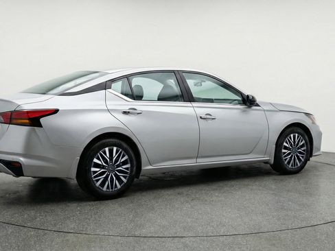 Used 2025 Nissan Altima 2.5 SV image 9