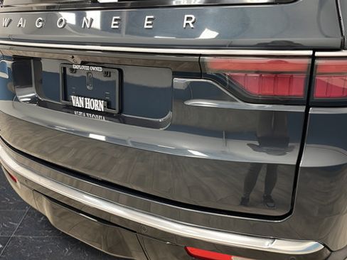 Used 2023 Jeep Wagoneer 4WD image 39