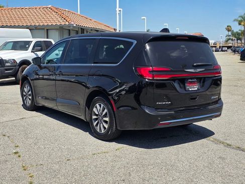 Certified 2024 Chrysler Pacifica Limited FWD image 6