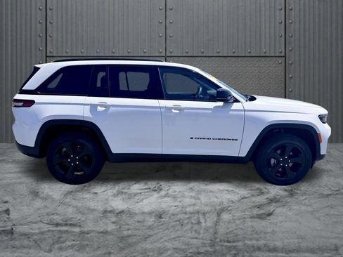 Used 2023 Jeep Grand Cherokee Altitude AWD/4WD image 2