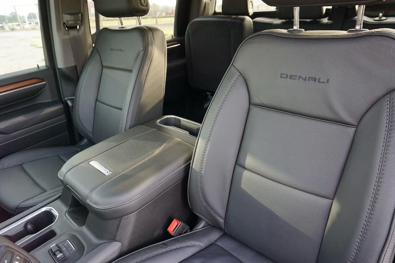Used 2025 GMC Sierra 2500 Denali w/ Denali Reserve Package AWD/4WD image 34
