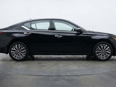 Used 2025 Nissan Altima 2.5 SV image 11