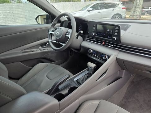 Used 2023 Hyundai Elantra SEL w/ Preferred Accessory Package image 18