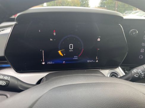 Used 2025 Chevrolet Trax LT image 35