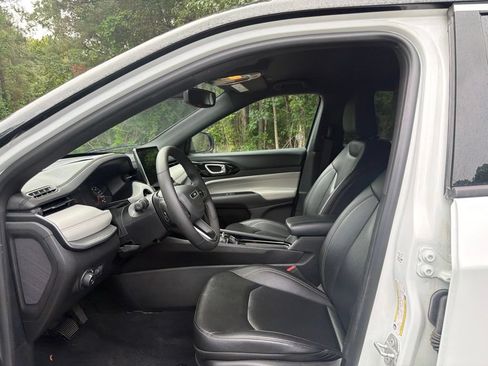 Certified 2025 Jeep Compass Limited AWD/4WD image 11