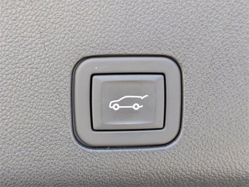 Used 2024 GMC Yukon SLT w/ SLT Luxury Package image 13