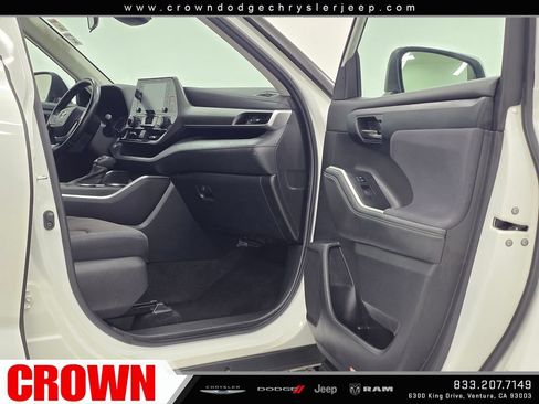 Used 2022 Toyota Highlander LE AWD/4WD image 13