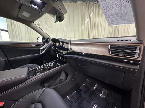 Used 2025 Volkswagen Atlas SE image 17