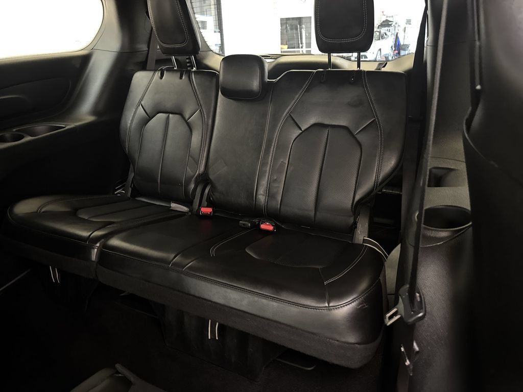 Used 2025 Chrysler Pacifica Select FWD image 13
