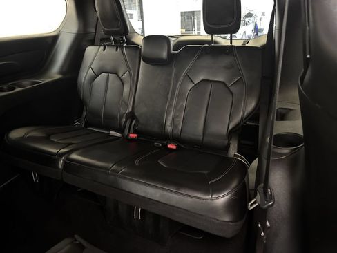 Used 2025 Chrysler Pacifica Select FWD image 13