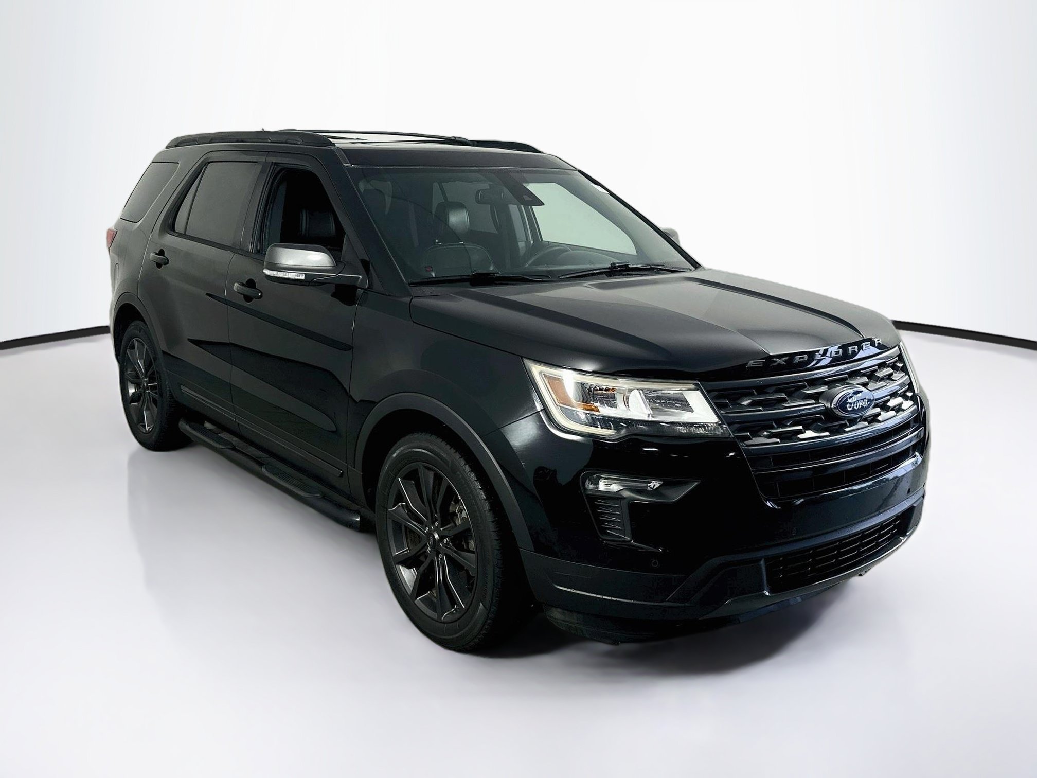 Used 2018 Ford Explorer XLT w/ Equipment Group 202A FWD image 3