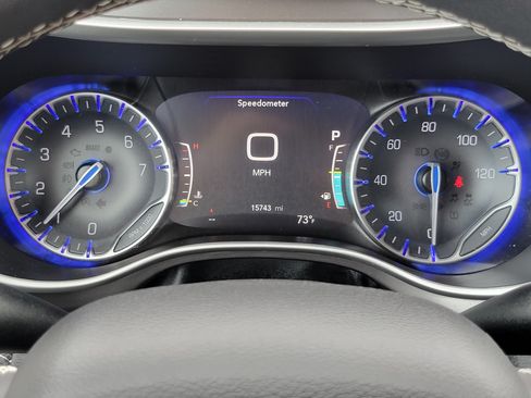 Used 2024 Chrysler Pacifica Touring-L FWD image 11