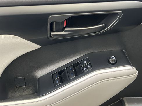 Used 2020 Toyota Highlander L image 13