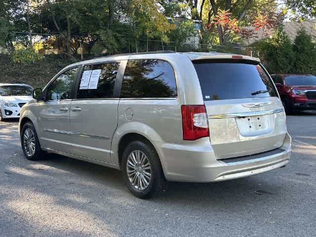 Used 2014 Chrysler Town & Country Touring-L FWD image 28