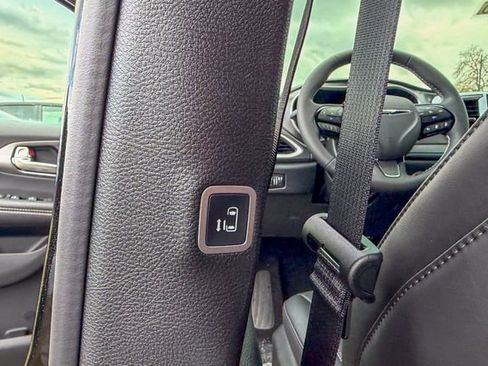New 2026 Chrysler Pacifica Select FWD image 25