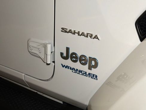 Used 2022 Jeep Wrangler Unlimited Sahara AWD/4WD image 7
