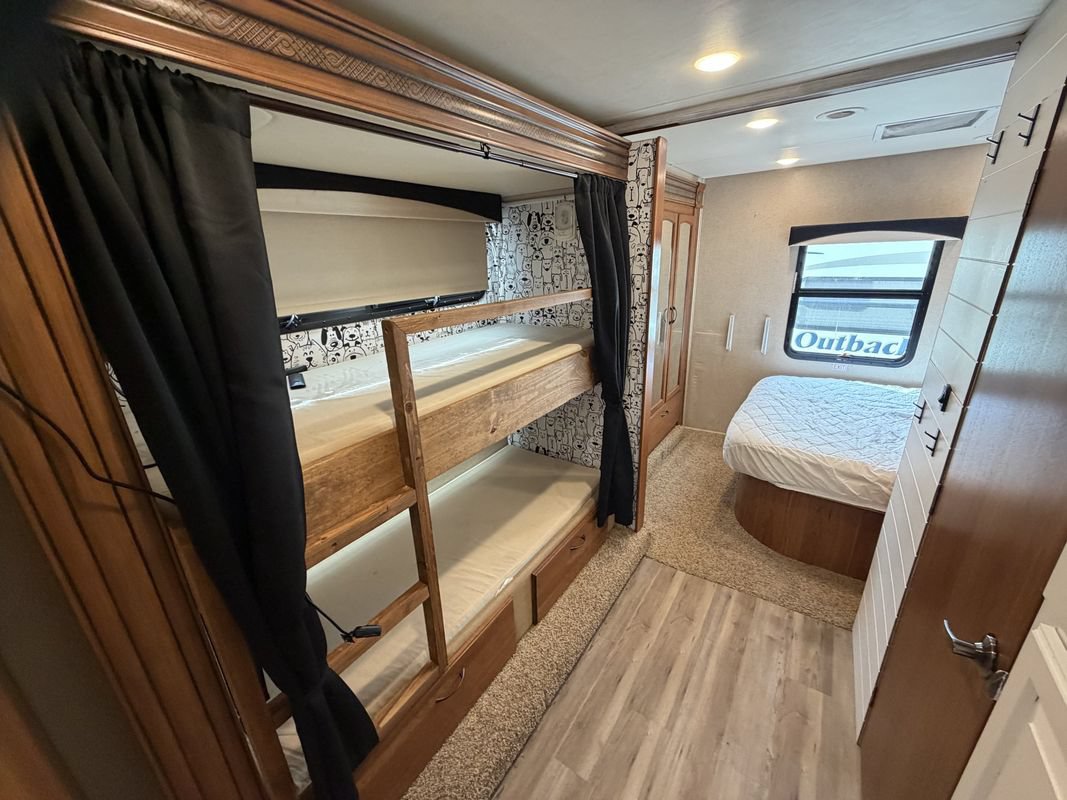 Used 2016 Ford E-450 and Econoline 450 Super Duty w/ Motorhome Prep Package RWD image 21