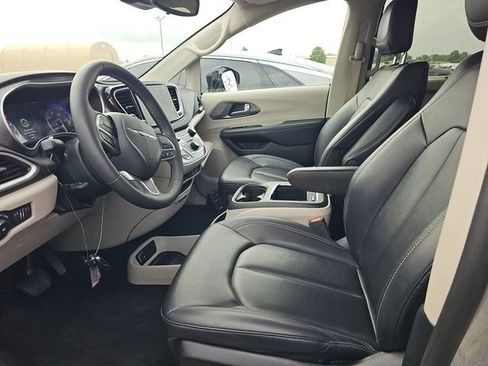 Used 2024 Chrysler Pacifica Touring-L FWD image 8