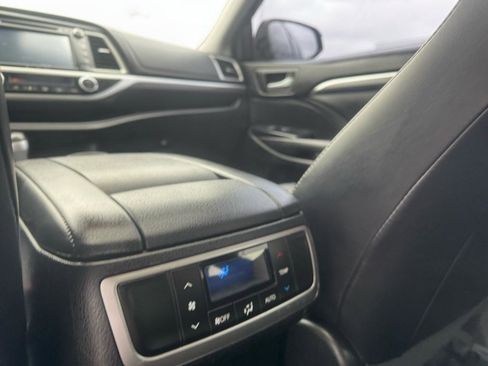Used 2017 Toyota Highlander SE image 24