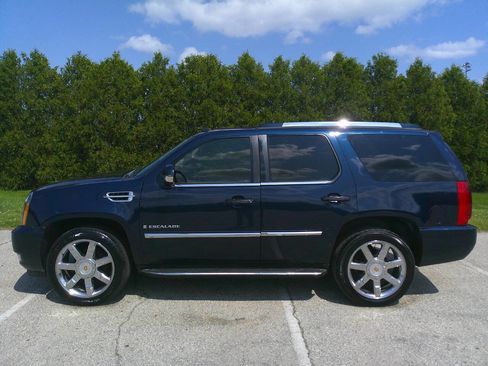 Used 2008 Cadillac Escalade AWD image 2