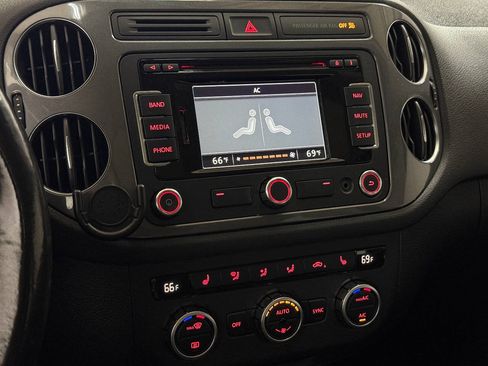 Used 2013 Volkswagen Tiguan SE FWD image 58