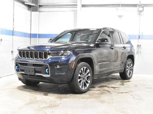 Used 2024 Jeep Grand Cherokee Overland w/ Trailer Tow Package AWD/4WD image 8
