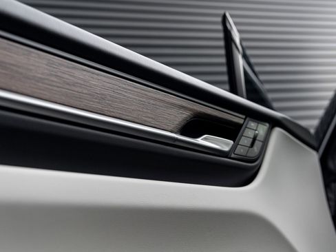 Certified 2025 Porsche Macan Electric image 15